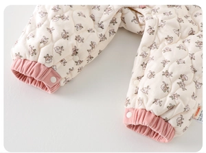 Détail de la barboteuse matelassée pour bébé à fleurs avec poignets côtelés