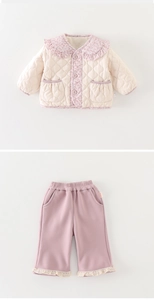 Détail d'un ensemble avec veste matelassée beige, col dentelle et pantalon rose