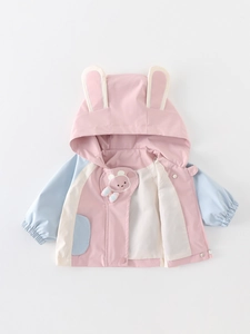 Chaqueta cortavientos para niña con orejas de conejo y bordados en rosa y azul