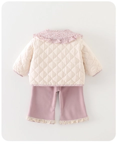 Détail de la veste matelassée pour fille avec col fleuri et ensemble de pantalon en dentelle