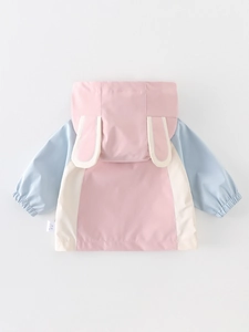 Chaqueta cortavientos patchwork para niñas con capucha de orejas de conejo rosa azul