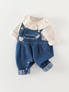 Baby Mädchen Jeans-Latzhose Set mit Rüschenkragen Oberteil und Herz-Stickerei
