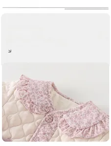 Détail du col volanté à fleurs et bouton fleur sur la veste en coton matelassé beige
