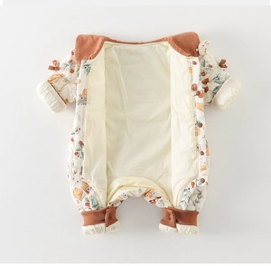 Detalle de pelele acolchado para bebé con estampado floral y puños acanalados de invierno