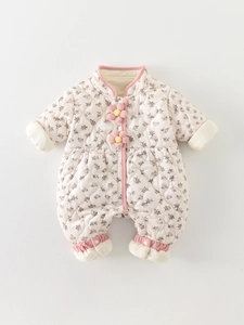 Combinaison bébé matelassée fleurie avec rembourrage chaud et détails de fleurs
