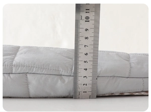 Détail montrant l'épaisseur de 60mm du rembourrage de la grenouillère bébé matelassée