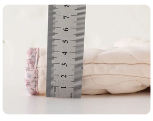 Gros plan sur le rembourrage de la veste d'hiver avec mesure d'épaisseur 45mm