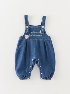 Baby-Mädchen Jeans-Latzhose mit Herz-Spitzenstickerei und Holzknöpfen Set