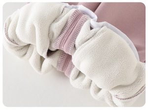 Vue macro détaillée du manteau d'hiver chaud pour filles avec doublure en polaire beige épaisse