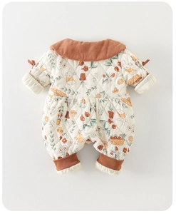 Detalle de mameluco acolchado para bebé con cuello Peter Pan marrón y estampados de conejos