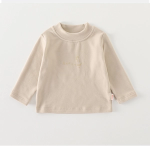 Détail d'un t-shirt thermique beige pour bébé avec broderie jaune et demi-col montant