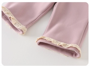 Détail du legging rose pour enfant avec bordure en dentelle blanche délicate aux chevilles