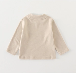 Détail d'un t-shirt thermique à col montant pour bébé en tissu beige doux, vue de dos