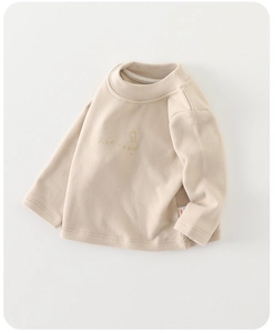 Détail du haut thermique bébé à manches longues beige avec broderie et poignets côtelés