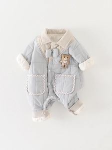 Combinaison d'hiver matelassée pour bébé bleu clair avec ourson et nœud décoratif