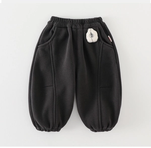 Détail du pantalon de jogging noir pour enfant avec taille élastique et patch poire