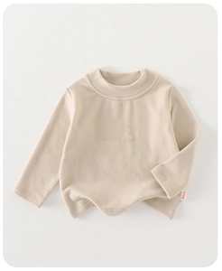 Vue détaillée du t-shirt beige pour enfant avec broderie jaune et texture douce en coton
