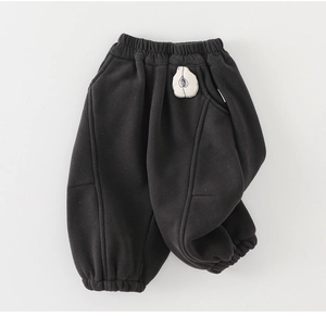 Détail de jogger épais pour enfant avec taille élastique et écusson poire mignon