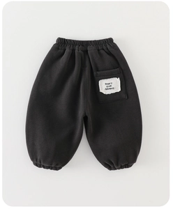 Détail d'un pantalon de jogging gris foncé pour enfant avec taille élastique et poche