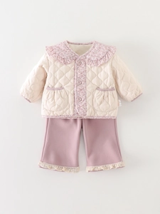 Veste d'hiver matelassée bébé avec col fleuri et pantalon rose bordé de dentelle
