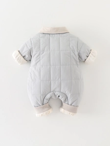 Barboteuse matelassée bleu clair pour bébé avec col beige chaude pour l'hiver
