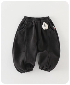 Détail du pantalon d'hiver épais pour enfant avec écusson dessin animé et taille élastique