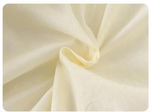 Primer plano de la suave textura de algodón acolchado crema para peleles de invierno bebé