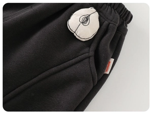 Détail de la taille élastique et de l'écusson poire sur ce pantalon pour enfant