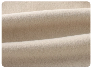 Vue macro d'un tissu polaire beige doux montrant une texture de velours épaisse et chaude