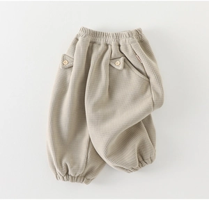Détail de la maille gaufrée beige sur le pantalon d'hiver chaud pour bébé
