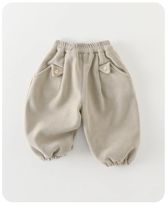 Détail du pantalon thermique bébé avec texture gaufrée beige et taille élastiquée