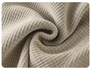 Gros plan sur la texture velours côtelé beige pour pantalon d'hiver bébé