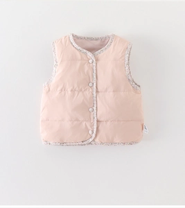 Détail du gilet matelassé rose pour enfants avec bordure florale et fermeture boutonnée