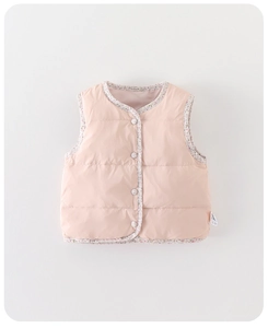 Détail du gilet rose avec doublure florale et étiquette d'entretien pour enfants