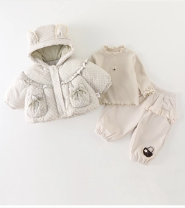 Détail macro du manteau à capuche fleuri pour bébé avec ensemble t-shirt lapin