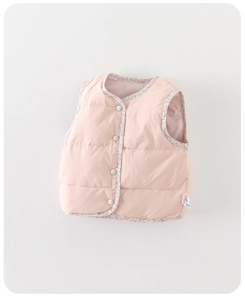 Détail de gilet rose en duvet pour enfants avec bordure fleurie et boutons-pression