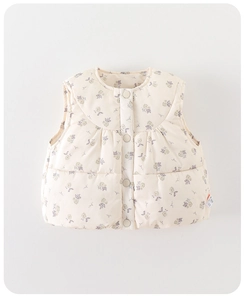Gros plan du gilet matelassé pour bébé avec motifs floraux lavande et verts