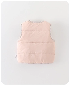 Détail du gilet en duvet rose clair avec bordure florale et coutures horizontales matelassées