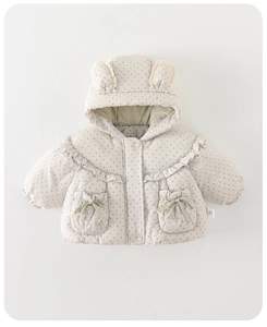 Détail de la veste d'hiver fleurie pour bébé avec oreilles et poches à volants