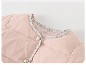 Détail du gilet matelassé rose pour fille avec col à motif fleuri et boutons pression