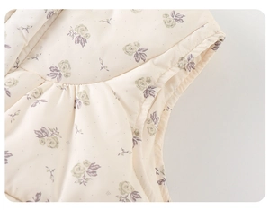 Détail de la veste matelassée à fleurs pour enfant avec motifs roses et finitions soignées