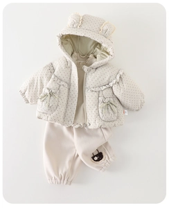 Détail d'un ensemble d'hiver 3 pièces pour bébé fille avec sweat à fleurs et pantalon