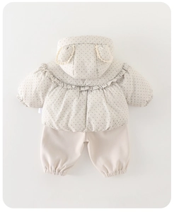 Vue détaillée du manteau d'hiver floral pour bébé avec oreilles et pantalon assorti