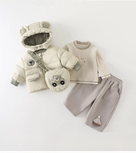 Détail de la tenue d'hiver pour bébé avec veste à oreilles d'ours et pantalon gaufré
