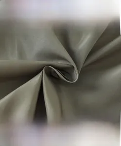 Gros plan sur le tissu vert olive doux haute densité, respirant et résistant au boulochage