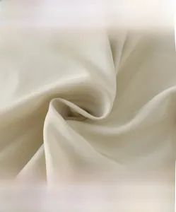 Détail du tissu textile doux haute densité montrant le tissage respirant pour manteaux d'hiver