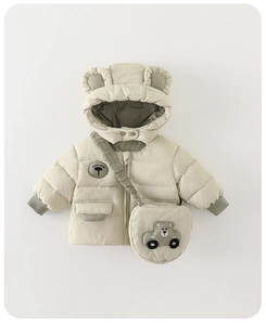 Détail du manteau d'hiver à capuche pour bébé avec oreilles d'ours et sac bandoulière assorti