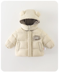 Détail du manteau d'hiver bébé avec oreilles 3D et broderie de taureau en dessin animé