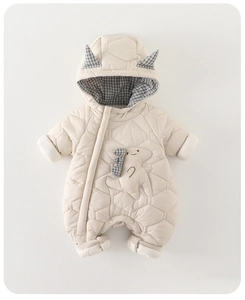 Détails d'une barboteuse d'hiver matelassée pour bébé avec écusson dinosaure et doublure