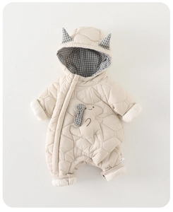 Détails de la grenouillère bébé d'hiver matelassée avec motif dinosaure mignon